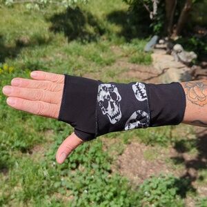 Gauntlet fingerless mitts skull print